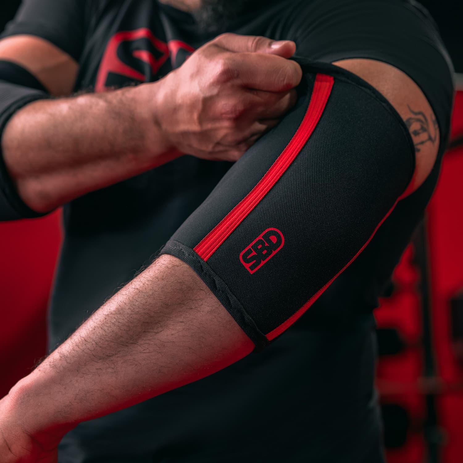 SBD Ellenbogenstulpen Elbow Sleeves fuer Krafttraining im Gym Anziehen Schweiz