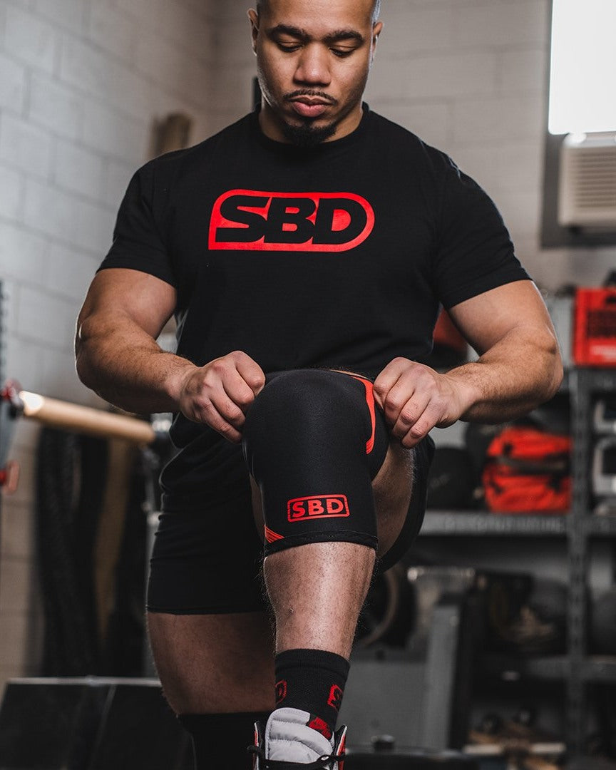 SBD Kniestulpen Knee Sleeves anziehen