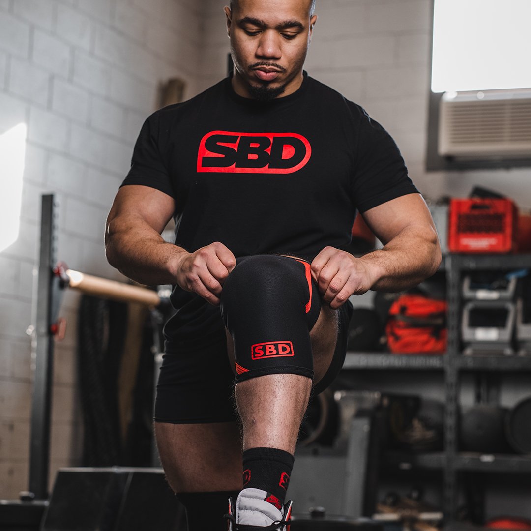 SBD Kniestulpen Knee Sleeves anziehen