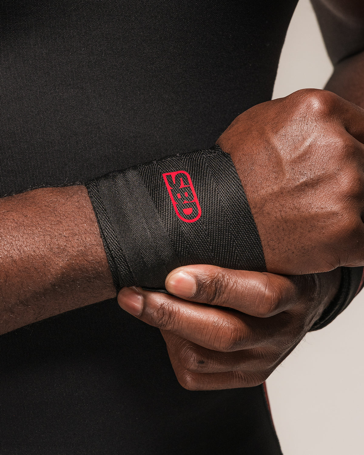 SBD Fabric Weightlifting Wrist Wraps am Handgelenk