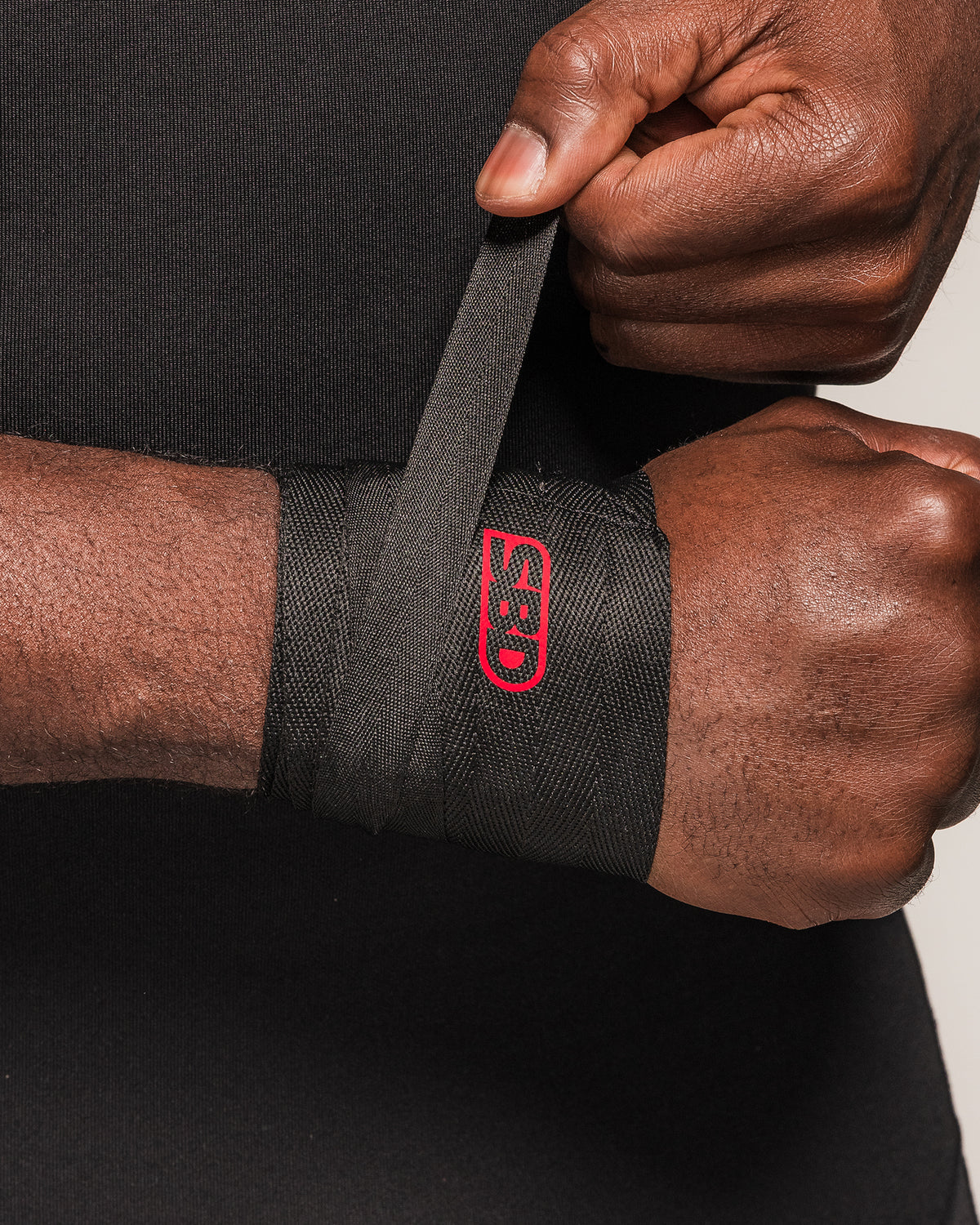 SBD Fabric Weightlifting Wrist Wraps werden gewickelt