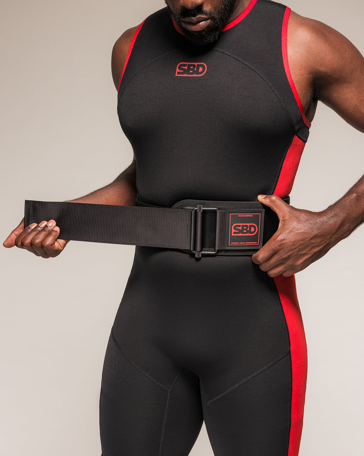 SBD Hybrid Weightlifting Belt wird angelegt