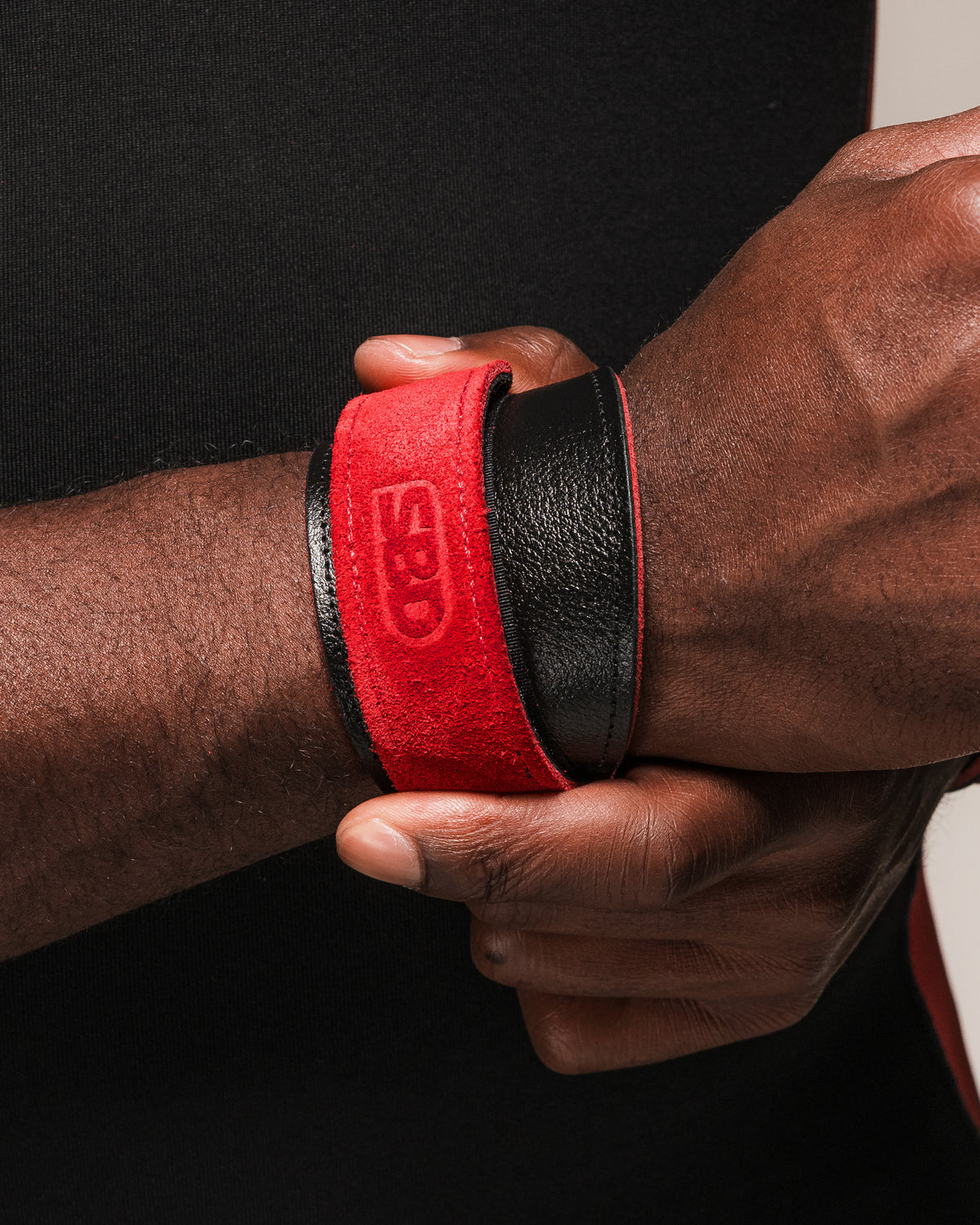 SBD Leather Weightlifting Wrist Wraps am Handgelenk